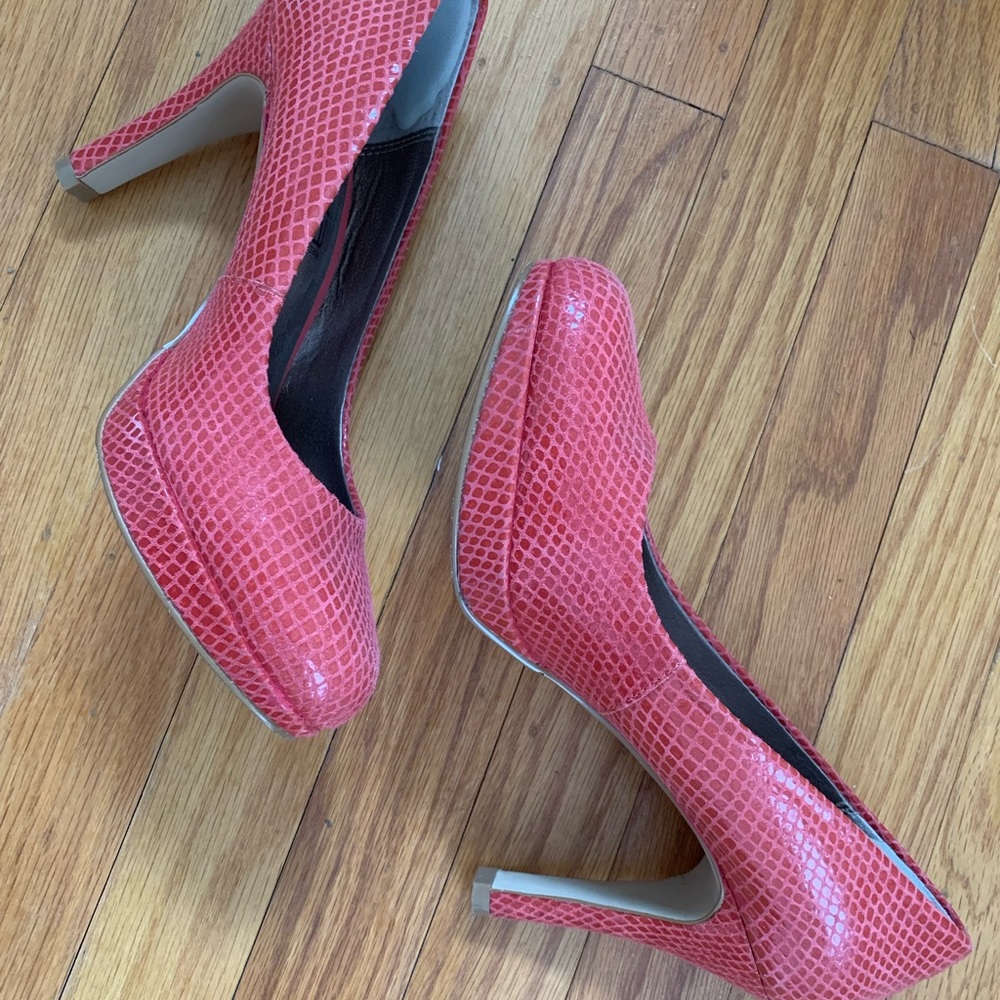 Moda Spana Coral Pink Snakeskin High Heel Pumps